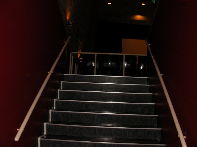上映終了後のライトアップされていない階段